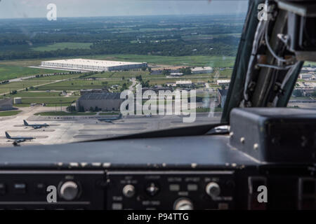 Una KC-135 Stratotanker con la 121 Air Refuelling Wing, Ohio vola sopra Rickenbacker Air National Guard Base, Ohio Giugno 27, 2018. RANGB è stato chiamato dopo Eddie Vernon Rickenbacker, American fighter ace nella I guerra mondiale e Medal of Honor destinatario. (U.S. Air National Guard foto di Airman 1. Classe Tiffany A. Emery) Foto Stock