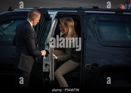 Prestwick, Scozia, il 13 luglio 2018. Presidente Donald Trump, e moglie Melania, arrivano su Air Force One a Glasgow Prestwick International Airport all'inizio di un viaggio di due giorni in Scozia. Credito di immagine: Jeremy Sutton-Hibbert/ Alamy News. Foto Stock