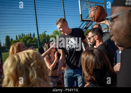 Berlino, Germania. 14 Luglio, 2018. Kristaps Porzingis, potenza in avanti con la New York Knicks, dando autografi durante il torneo streetball presso il Friedrich-Ludwig-Jahn-Sportpark. Credito: Gregor Fischer/dpa/Alamy Live News Foto Stock