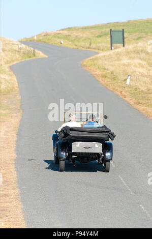 Rhayader, Powys, Regno Unito. 14th, luglio 2018. "Torello Morris' classic car aficionados tour Elan Valley area vicino Rhayader in Powys, Wales, Regno Unito. © Graham M. Lawrence/Alamy Live News Foto Stock