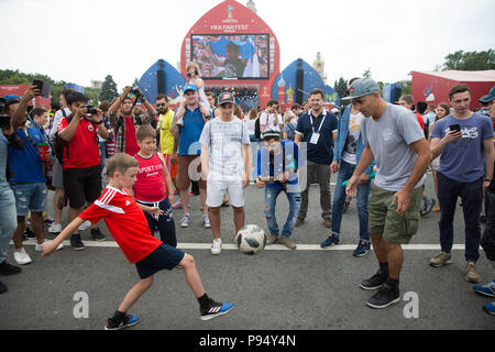 Mosca, Russia. 14 Luglio, 2018. I fan di giocare a calcio al FIFA Fan Fest di fronte Lomonosov Moscow State University prima del 2018 FIFA World Cup terzo posto play-off match tra Inghilterra e Belgio, a Mosca, in Russia, 14 luglio 2018. Credito: Bai Xueqi/Xinhua/Alamy Live News Foto Stock