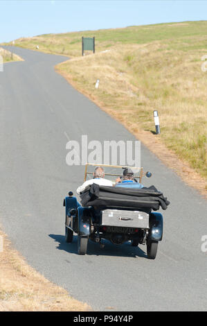 Rhayader, Powys, Regno Unito. 14th, luglio 2018. "Torello Morris' classic car aficionados tour Elan Valley area vicino Rhayader in Powys, Wales, Regno Unito. © Graham M. Lawrence/Alamy Live News Foto Stock