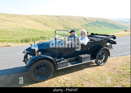 Rhayader, Powys, Regno Unito. 14th, luglio 2018. "Torello Morris' classic car aficionados tour Elan Valley area vicino Rhayader in Powys, Wales, Regno Unito. © Graham M. Lawrence/Alamy Live News Foto Stock