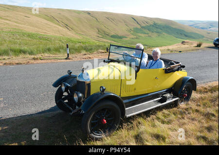 Rhayader, Powys, Regno Unito. 14th, luglio 2018. "Torello Morris' classic car aficionados tour Elan Valley area vicino Rhayader in Powys, Wales, Regno Unito. © Graham M. Lawrence/Alamy Live News Foto Stock