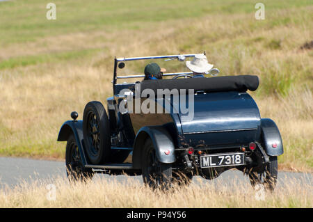 Rhayader, Powys, Regno Unito. 14th, luglio 2018. "Torello Morris' classic car aficionados tour Elan Valley area vicino Rhayader in Powys, Wales, Regno Unito. © Graham M. Lawrence/Alamy Live News Foto Stock