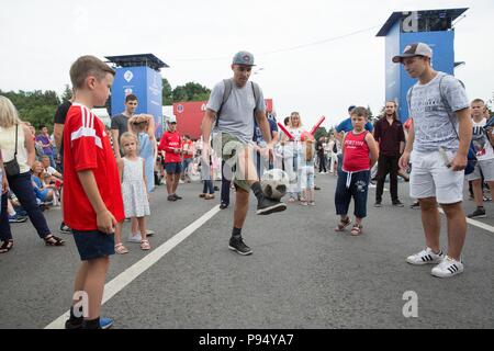 Mosca, Russia. 14 Luglio, 2018. I fan di giocare a calcio al FIFA Fan Fest di fronte Lomonosov Moscow State University prima del 2018 FIFA World Cup terzo posto play-off match tra Inghilterra e Belgio, a Mosca, in Russia, 14 luglio 2018. Credito: Bai Xueqi/Xinhua/Alamy Live News Foto Stock