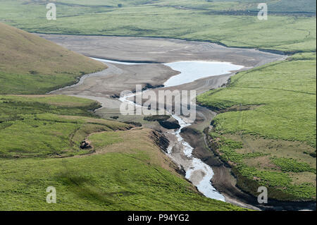 Rhayader, Powys, Regno Unito. 14th, luglio 2018. Craig Goch serbatoio, un complesso di serbatoi in Elan Valley, vicino Rhayader in Powys, Wales, Regno Unito. è molto asciutto. La custodia Elan Valley alimentazione di serbatoi di Birmingham con acqua. © Graham M. Lawrence/Alamy Live News Foto Stock