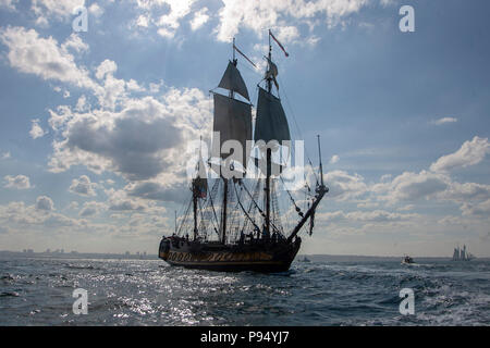 Nave russa Shtandart prende parte alla parata di vela prima di dirigervi verso la linea di partenza e inizio della prima tappa della Tall Ships Race 2018 Credit: Dan Cooke Credito: Dan Cooke/Alamy Live News Foto Stock