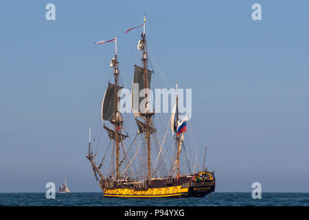 Nave russa Shtandart prende parte alla parata di vela prima di dirigervi verso la linea di partenza e inizio della prima tappa della Tall Ships Race 2018 Credit: Dan Cooke Credito: Dan Cooke/Alamy Live News Foto Stock