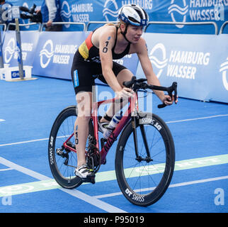 Amburgo, Germania. 14 Luglio, 2018. Laura Lindemann di Germania Escursioni in bicicletta durante le donne del triathlon in Amburgo. Credito: Markus Scholz/dpa/Alamy Live News Foto Stock