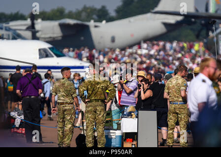 RAF Fairford, Gloucestershire, UK. Il Royal International Air Tattoo avviene durante il weekend del 13-15 luglio, con aeromobili prendendo parte da tutto il mondo. Folle immense. Persone del pubblico, Foto Stock