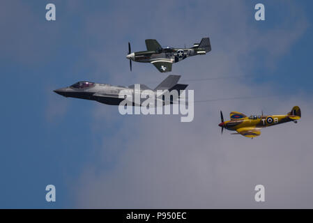 Il USAF F-35 Lightning II con Spitfire e Mustang warbirds come un "patrimonio" di volo al Royal International Air Tattoo, RIAT 2018, RAF Fairford. Foto Stock