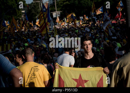 Barcellona, in Catalogna, Spagna. 14 Luglio, 2018. Decine di migliaia di persone hanno marciato per le strade di Barcellona chiedono la libertà di imprigionato leader catalano e il ritorno a casa di quelle in esilio. Credito: Jordi Boixareu/ZUMA filo/Alamy Live News Foto Stock