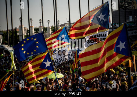 Barcellona, in Catalogna, Spagna. 14 Luglio, 2018. Decine di migliaia di persone hanno marciato per le strade di Barcellona chiedono la libertà di imprigionato leader catalano e il ritorno a casa di quelle in esilio. Credito: Jordi Boixareu/ZUMA filo/Alamy Live News Foto Stock