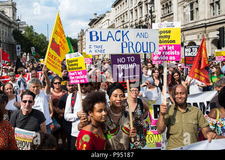 Londra, Regno Unito. 14 Luglio, 2018. Anti-razzisti frequentare un unità rally organizzato da Stand fino al razzismo in segno di protesta contro la libera Tommy marzo dai sostenitori dell ex Difesa inglese leader di campionato Tommy Robinson e contro la visita nel Regno Unito del Presidente statunitense Donald Trump. Credito: Mark Kerrison/Alamy Live News Foto Stock