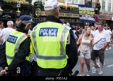 Londra, Regno Unito. 14 Luglio, 2018. I sostenitori di Tommy Robinson, l ex leader della difesa inglese League che era incarcerato nel maggio successivo un disprezzo di corte, lasciare il 'Libero Tommy' nel rally di Whitehall. Credito: Mark Kerrison/Alamy Live News Foto Stock