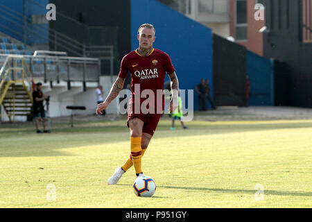 Latina (LT), 14/07/2018. Prima partita amichevole per la AS Roma, che incontra il Latina. Nella foto: Rick Karsdorp in azione. Latina (LT), 14/07/2018. Prima pre stagione amichevole per AS Roma, quale incontra Latina. Nella foto: Rick Karsdorp in azione. Foto Stock