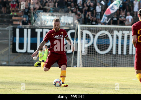 Latina (LT), 14/07/2018. Prima partita amichevole per la AS Roma, che incontra il Latina. Nella foto: Daniele De Rossi in azione. Latina (LT), 14/07/2018. Prima pre stagione amichevole per AS Roma, quale incontra Latina. Nella foto: Daniele De Rossi in azione. Foto Stock