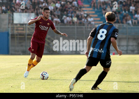 Latina (LT), 14/07/2018. Prima partita amichevole per la AS Roma, che incontra il Latina. Nella foto: Lorenzo Pellegrini in azione. Latina (LT), 14/07/2018. Prima pre stagione amichevole per AS Roma, quale incontra Latina. Nella foto: Lorenzo Pellegrii in azione. Foto Stock