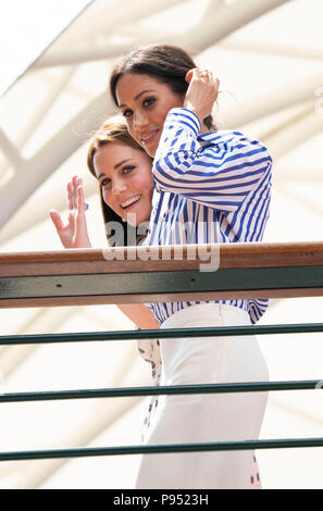 WIMBLEDON - 14 Luglio: Kate, duchessa di Cambridge e Meghan, duchessa di Sussex, visitare Wimbledon tennis oggi, 14 luglio, 2018 per guardare la donna della finale vinta dalla Kerber. È stata la loro prima uscita da solista insieme. Foto: © 2018 David Levenson Foto Stock