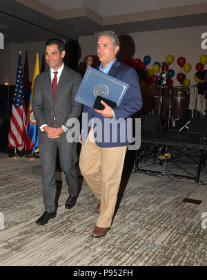 Credito foto deve leggere - Jungle Island foto -@JungleIslandPhotos Miami, FL - 14 Luglio: il Presidente colombiano eletto Ivan Duque arrivo è stato incontrato dal Vice Presidente Senior e Direttore Generale di Jungle Island Christopher Gould e direttore Patrick Pires. Duque prelevato Jungle Island Miami per gettare un rally e di festa per i suoi sostenitori. Il neoeletto Presidente è stato affiancato da Miami sindaco Francesco X. Suarez che gli ha dato le chiavi della città dove ha incontrato anche dal senior senato degli Stati Uniti dalla Florida Bill Nelson. Iv‡n Duque M‡rquez è un giurista e politico che è il Presidente eletto della Repu Foto Stock