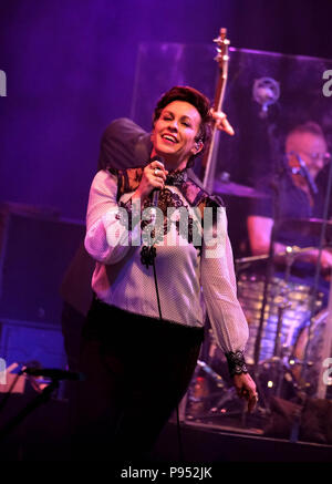 Festival Cornbury Giorno 2 - 14 luglio 2018. Alanis Morissette esibirsi sul palco, grande Tew station wagon, Oxfordshire, Regno Unito Foto Stock