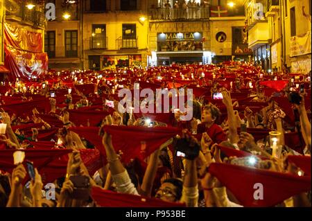 Pamplona, Spagna. Il 14 luglio 2018. Fine delle feste di San Fermín con il tradizionale "Pobre de Mi" il 14 luglio 2018 Fin de las fiestas de San Fermin con el tradicional Pobre de Mi en la noche del 14 de Julio Oscar Zubiri / Cordon Premere Credito: CORDON PREMERE/Alamy Live News Foto Stock