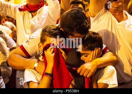 Pamplona, Spagna. Il 14 luglio 2018. Fine delle feste di San Fermín con il tradizionale "Pobre de Mi" il 14 luglio 2018 Fin de las fiestas de San Fermin con el tradicional Pobre de Mi en la noche del 14 de Julio Oscar Zubiri / Cordon Premere Credito: CORDON PREMERE/Alamy Live News Foto Stock