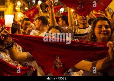 Pamplona, Spagna. Il 14 luglio 2018. Fine delle feste di San Fermín con il tradizionale "Pobre de Mi" il 14 luglio 2018 Fin de las fiestas de San Fermin con el tradicional Pobre de Mi en la noche del 14 de Julio Oscar Zubiri / Cordon Premere Credito: CORDON PREMERE/Alamy Live News Foto Stock