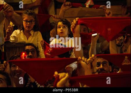 Pamplona, Spagna. Il 14 luglio 2018. Fine delle feste di San Fermín con il tradizionale "Pobre de Mi" il 14 luglio 2018 Fin de las fiestas de San Fermin con el tradicional Pobre de Mi en la noche del 14 de Julio Oscar Zubiri / Cordon Premere Credito: CORDON PREMERE/Alamy Live News Foto Stock