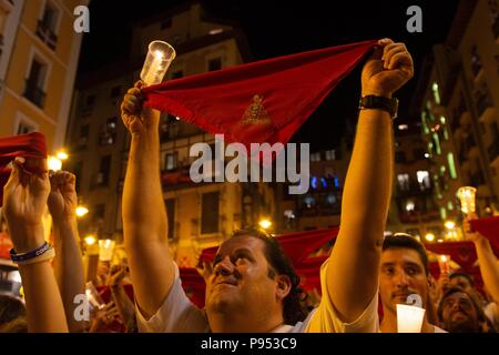 Pamplona, Spagna. Il 14 luglio 2018. Fine delle feste di San Fermín con il tradizionale "Pobre de Mi" il 14 luglio 2018 Fin de las fiestas de San Fermin con el tradicional Pobre de Mi en la noche del 14 de Julio Oscar Zubiri / Cordon Premere Credito: CORDON PREMERE/Alamy Live News Foto Stock