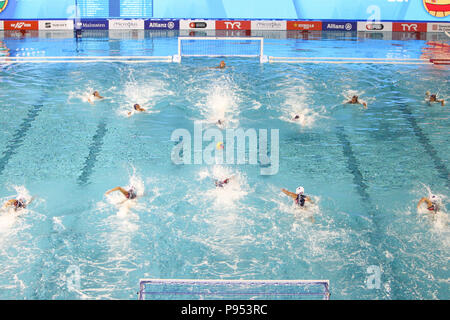 Bernat piscine Picornell, Barcelona, Spagna. 14 Luglio, 2018. Xxxiii European Water Polo Championships, Spagna donne contro l'Ungheria donne; la partita inizia con il centro swim Credito: Azione Sport Plus/Alamy Live News Foto Stock