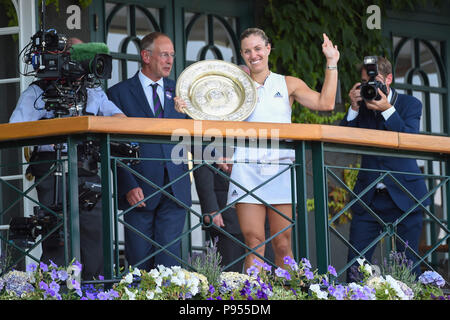 (180715) -- London, luglio 15, 2018 (Xinhua) -- Angelique Kerber (2R) di Germania detiene il trofeo dopo aver vinto la finale del Ladies' Singles contro Serena Williams degli Stati Uniti in campionati di Wimbledon 2018 a Londra, Gran Bretagna, il 14 luglio 2018. Angelique Kerber ha vinto 2-0 la rivendicazione del titolo. (Xinhua/Stephen Chung) Foto Stock