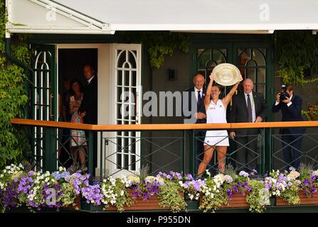 (180715) -- London, luglio 15, 2018 (Xinhua) -- Angelique Kerber 3 (R) di Germania detiene il trofeo dopo aver vinto la finale del Ladies' Singles contro Serena Williams degli Stati Uniti in campionati di Wimbledon 2018 a Londra, Gran Bretagna, il 14 luglio 2018. Angelique Kerber ha vinto 2-0 la rivendicazione del titolo. (Xinhua/Guo Qiuda) Foto Stock