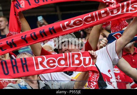 Harrison, NJ, Stati Uniti d'America. 14 Luglio, 2018. Fan ottenere pronto per l'avvio di un gioco di MLS tra Sporting Kansas City e New York Red Bulls in Red Bull Arena di Harrison, NJ. Mike Langish/Cal Sport Media. Credito: csm/Alamy Live News Foto Stock