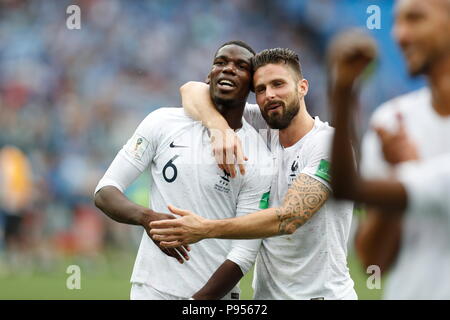 Nizhnij Novgord, Russia. 6 Luglio, 2018. (L-R) Paolo Pogba, Olivier Giroud (FRA) Calcio/Calcetto : Pogba e Giroud celebrare dopo la vittoria della Coppa del Mondo FIFA Russia 2018 match tra Uruguay 0-2 in Francia al Nizhnij Novgord Stadium di Nizhnij Novgord, Russia . Credito: Mutsu KAWAMORI/AFLO/Alamy Live News Foto Stock