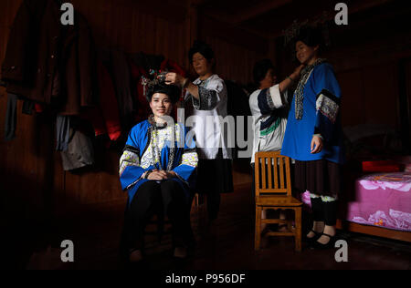 Rongjiang, della Cina di Guizhou. 14 Luglio, 2018. Le donne di Dong gruppo etnico indossare costumi di festa a prendere parte a un raduno di Leli township di Rongjiang County, a sud-ovest della Cina di Guizhou, luglio 14, 2018. La popolazione locale da diversi villaggi frequentare il raduno per promuovere la comunicazione e l'amicizia. Credito: Huang Xiaohai/Xinhua/Alamy Live News Foto Stock