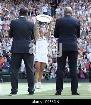 Londra, Inghilterra - 14 Luglio: Angelique Kerber di Germania abbraccia Serena Williams degli Stati Uniti dopo aver battuto il suo nel Signore finale al All England Lawn Tennis e Croquet Club sulla luglio 14, 2018 a Londra, Inghilterra. Persone: Angelique Kerber Credito: tempeste Media Group/Alamy Live News Foto Stock