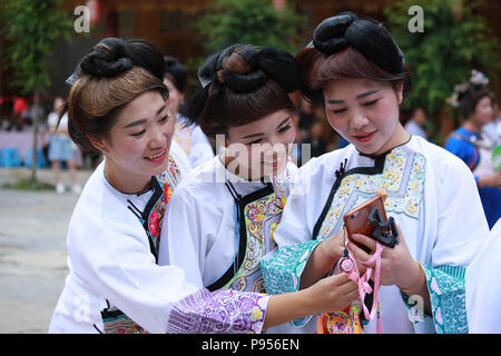 Rongjiang, della Cina di Guizhou. 14 Luglio, 2018. Le donne di Dong gruppo etnico indossando costumi di festa prendere parte a un raduno di Leli township di Rongjiang County, a sud-ovest della Cina di Guizhou, luglio 14, 2018. La popolazione locale da diversi villaggi frequentare il raduno per promuovere la comunicazione e l'amicizia. Credito: Xu Jimao/Xinhua/Alamy Live News Foto Stock