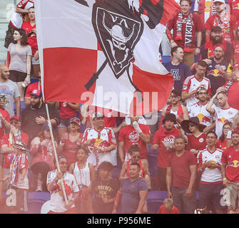 Harrison, NJ, Stati Uniti d'America. 14 Luglio, 2018. Ventole celebrare durante un gioco di MLS tra Sporting Kansas City e New York Red Bulls in Red Bull Arena di Harrison, NJ. Mike Langish/Cal Sport Media. Credito: csm/Alamy Live News Foto Stock