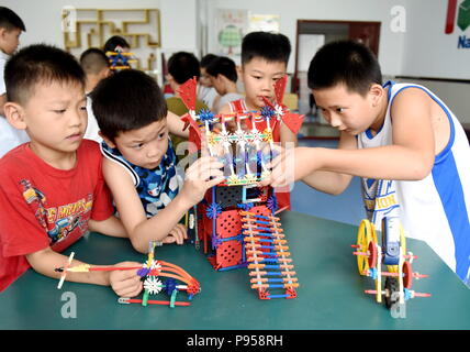 Shijiazhuang cinese nella provincia di Hebei. Il 15 luglio 2018. I bambini fare artigianato presso un centro di formazione durante le loro vacanze estive in Nanhe County, a nord della Cina di nella provincia di Hebei, 15 luglio, 2018. Credito: Zhu Xudong/Xinhua/Alamy Live News Foto Stock