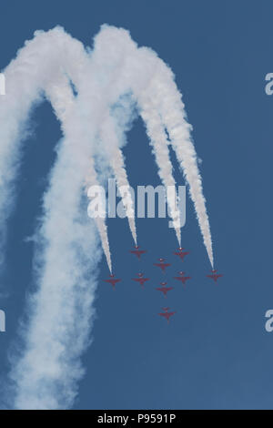 Fairford, UK. 14 Luglio, 2018. La freccia rossa display RAF team presso il Royal International Air Tattoo a RAF Fairford nel Gloucestershire eseguendo la loro ultima routine per deliziare il record folle e yo festeggiare il centesimo anniversario della formazione della Royal Air Force. Display mozzafiato di di precission battenti da questi altamente addestrati jet fighter piloti. Il display taling posto contro un cielo azzurro e il bel tempo con la continua ondata di caldo. Credito: Steve Hawkins Fotografia/Alamy Live News Foto Stock