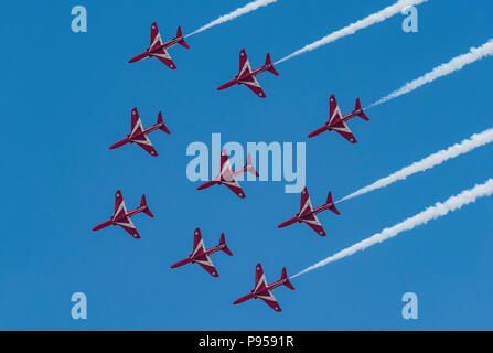 Fairford, UK. 14 Luglio, 2018. La freccia rossa display RAF team presso il Royal International Air Tattoo a RAF Fairford nel Gloucestershire eseguendo la loro ultima routine per deliziare il record folle e yo festeggiare il centesimo anniversario della formazione della Royal Air Force. Display mozzafiato di di precission battenti da questi altamente addestrati jet fighter piloti. Il display taling posto contro un cielo azzurro e il bel tempo con la continua ondata di caldo. Credito: Steve Hawkins Fotografia/Alamy Live News Foto Stock