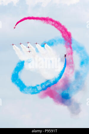 Fairford, UK. 14 Luglio, 2018. La freccia rossa display RAF team presso il Royal International Air Tattoo a RAF Fairford nel Gloucestershire eseguendo la loro ultima routine per deliziare il record folle e yo festeggiare il centesimo anniversario della formazione della Royal Air Force. Display mozzafiato di di precission battenti da questi altamente addestrati jet fighter piloti. Il display taling posto contro un cielo azzurro e il bel tempo con la continua ondata di caldo. Credito: Steve Hawkins Fotografia/Alamy Live News Foto Stock