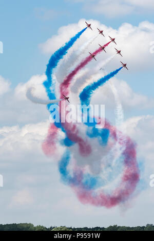 Fairford, UK. 14 Luglio, 2018. La freccia rossa display RAF team presso il Royal International Air Tattoo a RAF Fairford nel Gloucestershire eseguendo la loro ultima routine per deliziare il record folle e yo festeggiare il centesimo anniversario della formazione della Royal Air Force. Display mozzafiato di di precission battenti da questi altamente addestrati jet fighter piloti. Il display taling posto contro un cielo azzurro e il bel tempo con la continua ondata di caldo. Credito: Steve Hawkins Fotografia/Alamy Live News Foto Stock