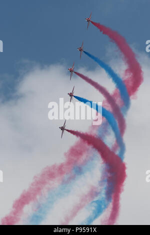 Fairford, UK. 14 Luglio, 2018. La freccia rossa display RAF team presso il Royal International Air Tattoo a RAF Fairford nel Gloucestershire eseguendo la loro ultima routine per deliziare il record folle e yo festeggiare il centesimo anniversario della formazione della Royal Air Force. Display mozzafiato di di precission battenti da questi altamente addestrati jet fighter piloti. Il display taling posto contro un cielo azzurro e il bel tempo con la continua ondata di caldo. Credito: Steve Hawkins Fotografia/Alamy Live News Foto Stock