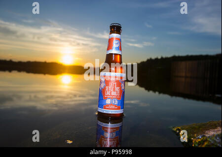 Kuopio, Finlandia 14 luglio 2018. Foto illustrativa di una birra commemorative, precedendo la Trum e Putin vertice, svelata dal Kuopio, Finlandia orientale, basato microbirreria Rock carta forbici. I Presidenti di Russia e Stati Uniti, Vladimir Putin e Donald Trump, si riunirà il 16 luglio 2018 a Helsinki. Nicolas/Bouvy Alamy Live News Foto Stock