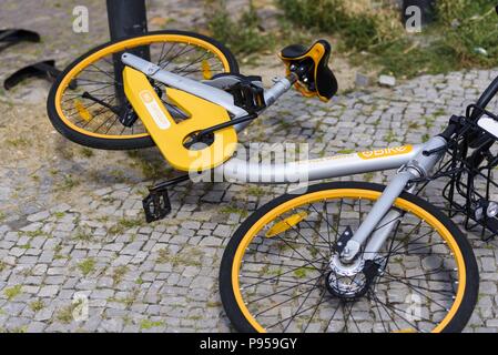 Berlino, Germania. Il 14 luglio 2018. Il noleggio di una bicicletta dell'impresa insolvente Obike nel quartiere berlinese Schoeneberg. Il 15 luglio 2018. Dopo il fallimento del noleggio bici Obike provider, ci sono ancora centinaia di biciclette a Berlino Credito: Jan Scheunert/ZUMA filo/Alamy Live News Foto Stock