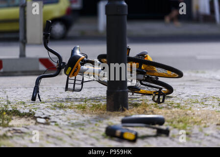 Berlino, Germania. Il 14 luglio 2018. Il noleggio di una bicicletta dell'impresa insolvente Obike nel quartiere berlinese Schoeneberg. Il 15 luglio 2018. Dopo il fallimento del noleggio bici Obike provider, ci sono ancora centinaia di biciclette a Berlino Credito: Jan Scheunert/ZUMA filo/Alamy Live News Foto Stock