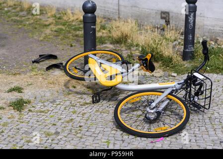 Berlino, Germania. Il 14 luglio 2018. Il noleggio di una bicicletta dell'impresa insolvente Obike nel quartiere berlinese Schoeneberg. Il 15 luglio 2018. Dopo il fallimento del noleggio bici Obike provider, ci sono ancora centinaia di biciclette a Berlino Credito: Jan Scheunert/ZUMA filo/Alamy Live News Foto Stock